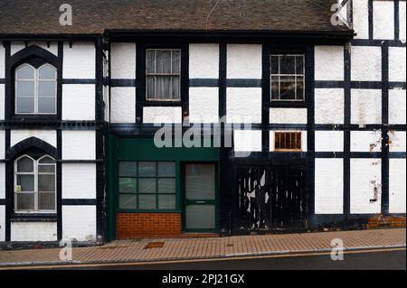 26 marzo 2023 - WorcestershireUK: Mostra chiusa su un edificio bianco e nero con pavimentazione inclinata Foto Stock