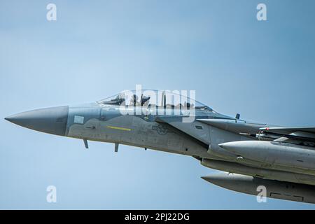 STATI UNITI Air Force Brig. Il generale David Eaglin, a sinistra, comandante della 18th Wing, e il capo maestro Sgt. Ronnie Woods, capo del comando della 18th Wing, decollare in una F-15D Eagle assegnata al 44th Fighter Squadron alla base aerea di Kadena, Giappone, 21 marzo 2023. In onore del suo tempo a Kadena, Woods ha sperimentato una formazione di prima mano che consente ad Airmen di mantenere lo status di Kadena come Keystone del Pacifico. (STATI UNITI Air Force foto di Senior Airman Sebastian Romawac) Foto Stock