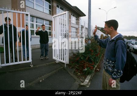 Marcq en Baroeul Francia ragazzo che abbandona la scuola a salutare gli amici Foto Stock