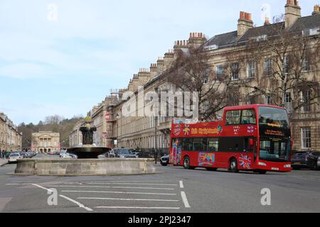 AUTOBUS TURISTICO SCOPERTO NELLA CITTÀ DI BATH NEL REGNO UNITO Foto Stock