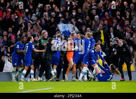 I giocatori di Chelsea festeggiano dopo aver vinto il calcio di rigore della seconda tappa finale della UEFA Women's Champions League a Stamford Bridge, Londra. Data immagine: Giovedì 30 marzo 2023. Foto Stock