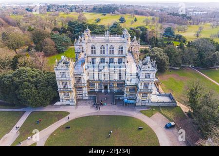 Foto panoramica del drone sul lato anteriore di Wollaton Hall e dei visitatori che vi entrano, Nottingham, Regno Unito. Foto di alta qualità Foto Stock