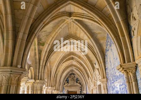 Europa, Portogallo, Porto. Aprile 7, 2022. Passaggio ad arco nella Cattedrale di Porto. Foto Stock