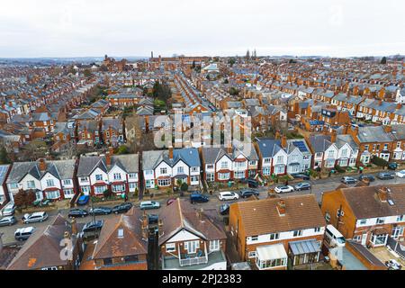 Architettura classica e sbalorditiva britannica nella città di Nottingham vista da una prospettiva aerea. Case a schiera. Foto di alta qualità Foto Stock