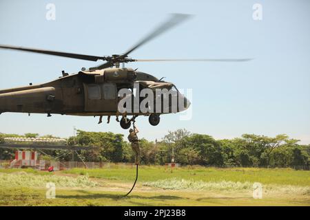 Guatemalteca Special Forces corda veloce da un UH60 Blackhawk per l'addestramento DELLE PATATINE FRITTE durante CENTAM Guardian 23 a San Jose, Guatemala il 21 marzo 2023. CG23 è un esercizio annuale congiunto, interagenzia e multinazionale di costruzione di partnership guidato dall'Esercito, progettato per costruire capacità, capacità e interoperabilità con le nazioni partner dell'America Centrale. (STATI UNITI Foto dell'esercito di Sgt. 1st Classe Iman Broady-Chin) Foto Stock