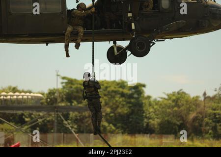 Guatemalteca Special Forces corda veloce da un UH60 Blackhawk per l'addestramento DELLE PATATINE FRITTE durante CENTAM Guardian 23 a San Jose, Guatemala il 21 marzo 2023. CG23 è un esercizio annuale congiunto, interagenzia e multinazionale di costruzione di partnership guidato dall'Esercito, progettato per costruire capacità, capacità e interoperabilità con le nazioni partner dell'America Centrale. (STATI UNITI Foto dell'esercito di Sgt. 1st Classe Iman Broady-Chin) Foto Stock