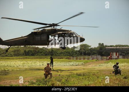 Guatemalteca Special Forces corda veloce da un UH60 Blackhawk per l'addestramento DELLE PATATINE FRITTE durante CENTAM Guardian 23 a San Jose, Guatemala il 21 marzo 2023. CG23 è un esercizio annuale congiunto, interagenzia e multinazionale di costruzione di partnership guidato dall'Esercito, progettato per costruire capacità, capacità e interoperabilità con le nazioni partner dell'America Centrale. (STATI UNITI Foto dell'esercito di Sgt. 1st Classe Iman Broady-Chin) Foto Stock