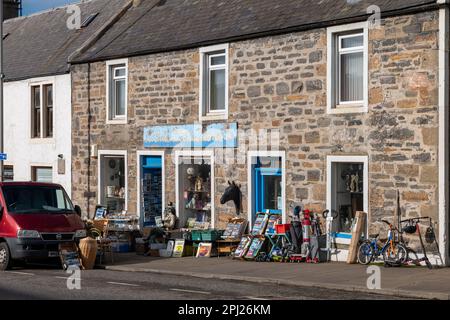 30 marzo 2023. Cullen, Moray, Scozia. Questo è il fronte dell'Antique Dealer noto come Cullen Collectibles in Seafield Street. Il marciapiede i Foto Stock