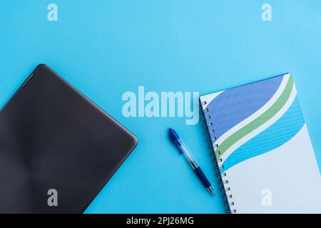 Elementi per una riunione di lavoro nella vista dal piano del tavolo Foto Stock