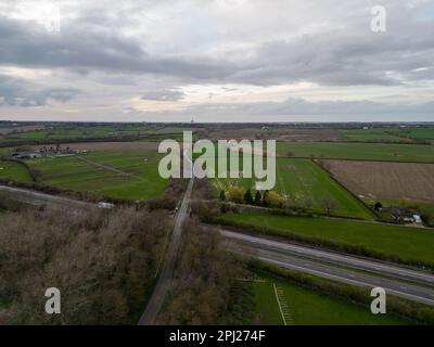 Veduta aerea di un piccolo canale che passa attraverso un paesaggio rurale di A45 West Midlands Foto Stock
