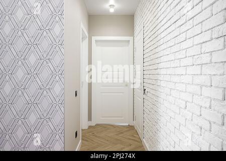 Corridoio con porte interne bianche all'interno dell'appartamento Foto Stock