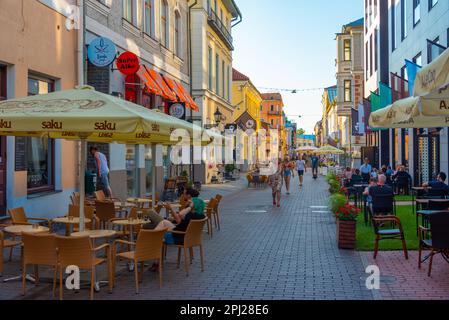 Tartu, Estonia, 27 giugno 2022: Giornata estiva per le strade di Tartu, Estonia. Foto Stock