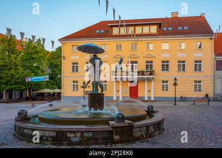 Tartu, Estonia, 27 giugno 2022: Scultura e fontana degli studenti di Kissing a Tartu, Estonia. Foto Stock