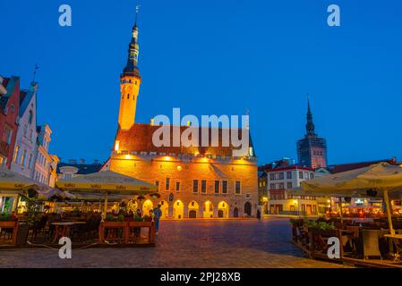 Tallinn, Estonia, 29 giugno 2022: Vista notturna del municipio nella città vecchia di Tallinn, Estonia. Foto Stock