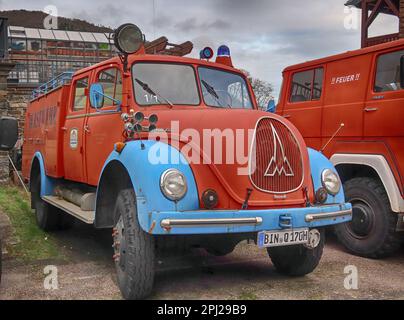 Rosso e blu, veicolo di consegna della birra, Bacharach (Bacharach am Rhein), distretto di Mainz-Bingen, Germania Foto Stock