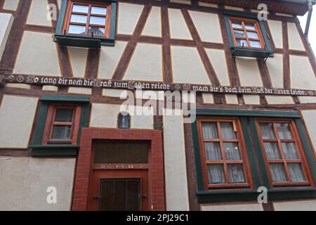 Casa tradizionale con travi a vista, Bacharach (Bacharach am Rhein), distretto di Mainz-Bingen, Germania Foto Stock