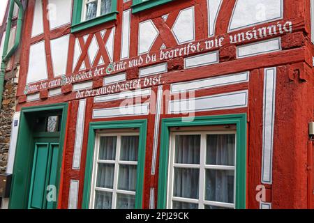 Edificio a graticcio a Bacharach (Bacharach am Rhein), distretto di Mainz-Bingen, Germania Foto Stock