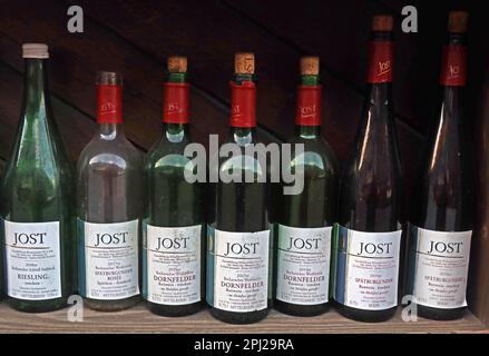 Jost Dry Riesling, Spatburgunder Rosee, Dornfelder, bottiglie di vino Rotwein, Bacharach (Bacharach am Rhein), distretto di Mainz-Bingen, Germania Foto Stock