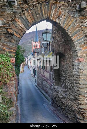 Ingresso, muro della città, che conduce in città, Bacharach (Bacharach am Rhein), quartiere di Mainz-Bingen, Germania Foto Stock