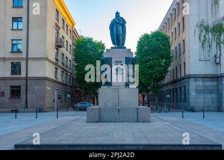 Kaunas, Lituania, 5 luglio 2022: Vista all'alba di una statua nel centro di Kaunas, Lituania. Foto Stock