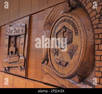 Sculture in legno, vigna toni Jost, cantina 1831-1970, Bacharach (Bacharach am Rhein), distretto di Mainz-Bingen, Germania Foto Stock