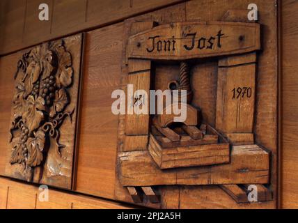 Sculture in legno, vigna toni Jost 1831-1970, cantina, Bacharach (Bacharach am Rhein), distretto di Mainz-Bingen, Germania Foto Stock