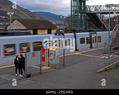 La riunione, stazione ferroviaria di Bacharach (Bacharach am Rhein), ???, quartiere di Magonza-Bingen, Germania Foto Stock