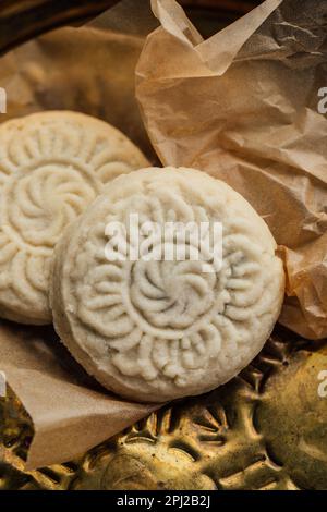 primo piano di maamoul (ma'amoul), biscotti al burro datati con un motivo decorativo Foto Stock