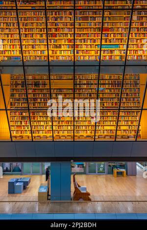 Riga, Lettonia, 9 luglio 2022: Interno della biblioteca nazionale lettone a riga, Lettonia. Foto Stock