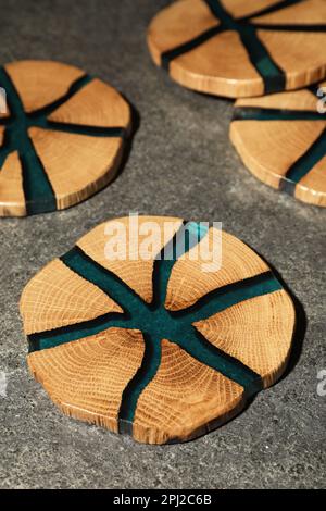 Eleganti montagne russe in legno sul tavolo grigio Foto Stock