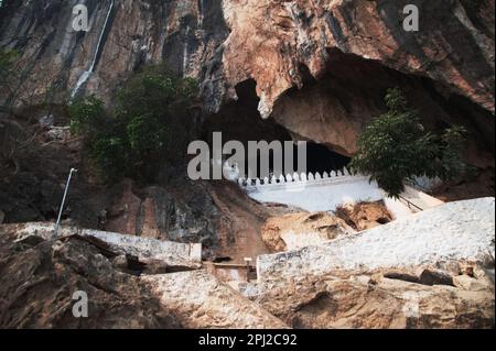 L'ingresso alla Ting Cave o alla Pak ou Cave con scale in cemento vi sono centinaia di immagini di Buddha. Questa grotta è famosa a Luang Prabang, Laos. Foto Stock