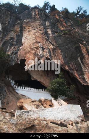 L'ingresso alla Ting Cave o alla Pak ou Cave con scale in cemento vi sono centinaia di immagini di Buddha. Questa grotta è famosa a Luang Prabang, Laos. Foto Stock
