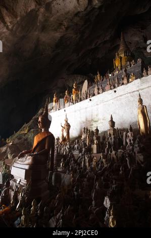 Le grotte di Pak ou o Ting Cave sono importanti per il popolo del Laos. Perché è il tuo tempio sul fiume Mekong con centinaia di immagini di Buddha all'interno. Foto Stock