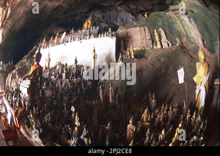 Le grotte di Pak ou o Ting Cave sono importanti per il popolo del Laos. Perché è il tuo tempio sul fiume Mekong con centinaia di immagini di Buddha all'interno. Foto Stock
