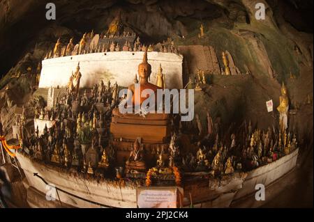 Le grotte di Pak ou o Ting Cave sono importanti per il popolo del Laos. Perché è il tuo tempio sul fiume Mekong con centinaia di immagini di Buddha all'interno. Foto Stock