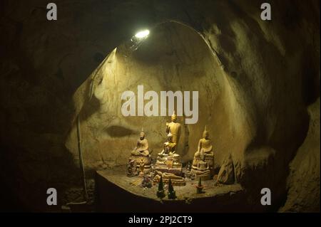 Le grotte di Pak ou o Ting Cave sono importanti per il popolo del Laos. Perché è il tuo tempio sul fiume Mekong con centinaia di immagini di Buddha all'interno. Foto Stock