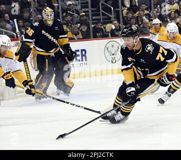 Pittsburgh, Stati Uniti. 30th Mar, 2023. Centro Penguins di Pittsburgh Jeff carter (77) libera il puck via dal centro dei predatori di Nashville Yakov Trenin (13) durante il primo periodo alla PPG Paints Arena di Pittsburgh giovedì 30 marzo 2023. Foto di Archie Carpenter/UPI Credit: UPI/Alamy Live News Foto Stock
