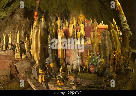 Le grotte di Pak ou o Ting Cave sono importanti per il popolo del Laos. Perché è il tuo tempio sul fiume Mekong con centinaia di immagini di Buddha all'interno. Foto Stock