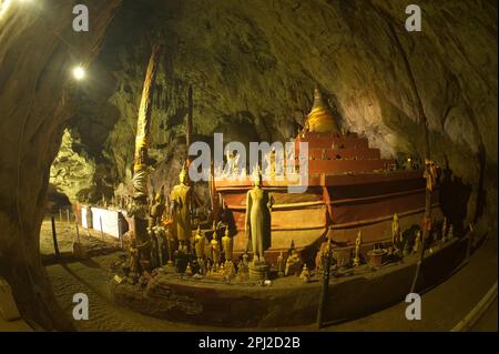 Le grotte di Pak ou o Ting Cave sono importanti per il popolo del Laos. Perché è il tuo tempio sul fiume Mekong con centinaia di immagini di Buddha all'interno. Foto Stock