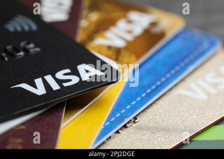 MYKOLAIV, UCRAINA - 22 FEBBRAIO 2022: Pila di carte di credito Visa, primo piano Foto Stock