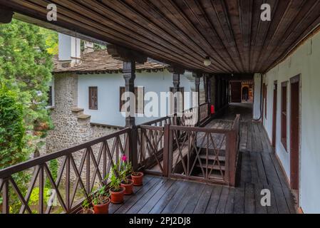 Troyan, Bulgaria, 2 maggio 2022: Vista di una galleria in legno di una parte residenziale del monastero di troyan in Bulgaria. Foto Stock