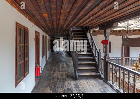 Troyan, Bulgaria, 2 maggio 2022: Vista di una galleria in legno di una parte residenziale del monastero di troyan in Bulgaria. Foto Stock