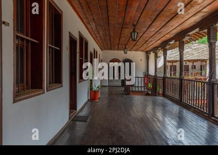 Troyan, Bulgaria, 2 maggio 2022: Vista di una galleria in legno di una parte residenziale del monastero di troyan in Bulgaria. Foto Stock