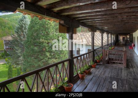 Troyan, Bulgaria, 2 maggio 2022: Vista di una galleria in legno di una parte residenziale del monastero di troyan in Bulgaria. Foto Stock