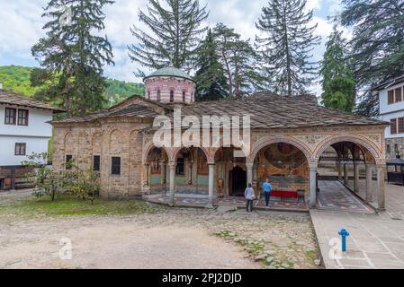 Troyan, Bulgaria, 2 maggio 2022: Vista di un cortile interno del famoso monastero di troyan in Bulgaria. Foto Stock