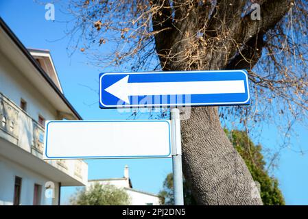 Cartello stradale One Way Traffic e targa con il nome della strada sul palo all'aperto Foto Stock