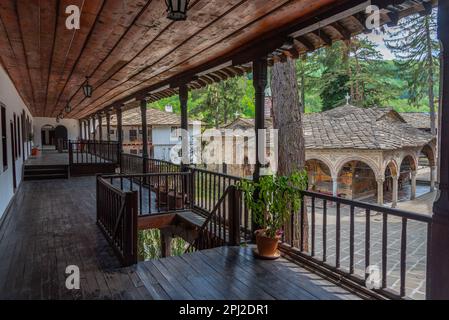 Troyan, Bulgaria, 2 maggio 2022: Vista di una galleria in legno di una parte residenziale del monastero di troyan in Bulgaria. Foto Stock