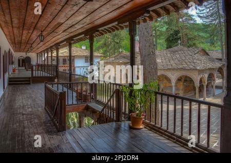 Troyan, Bulgaria, 2 maggio 2022: Vista di una galleria in legno di una parte residenziale del monastero di troyan in Bulgaria. Foto Stock