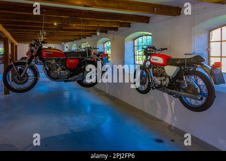 Egeskov slot, Danimarca, 21 giugno 2022: Vecchie moto alla Egeskov slot in Danimarca. Foto Stock