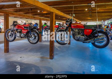 Egeskov slot, Danimarca, 21 giugno 2022: Vecchie moto alla Egeskov slot in Danimarca. Foto Stock